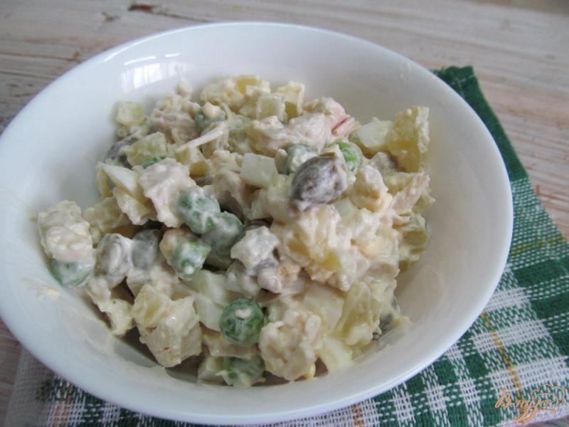 Фото приготовление рецепта: Салат с каперсами куриным мясом и яйцом шаг №4