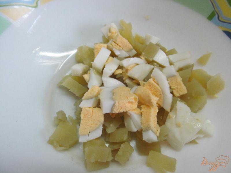 Фото приготовление рецепта: Салат с каперсами куриным мясом и яйцом шаг №1