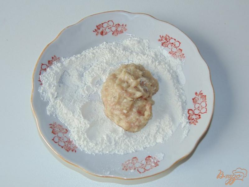 Фото приготовление рецепта: Котлеты из мяса птицы с белокочанной капустой шаг №4