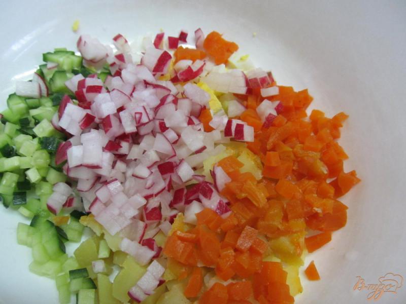 Фото приготовление рецепта: Салат с мясом редисом и замороженным горошком шаг №2