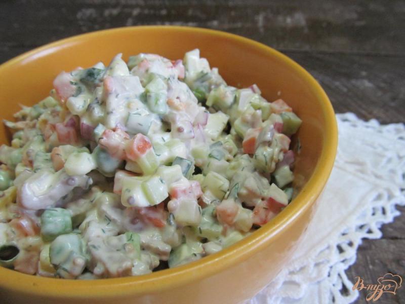 Фото приготовление рецепта: Салат с мясом редисом и замороженным горошком шаг №6