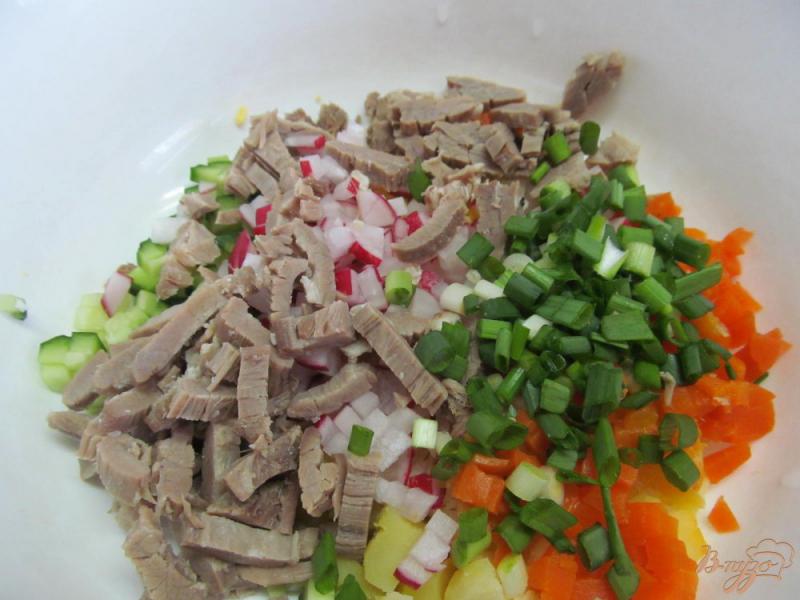 Фото приготовление рецепта: Салат с мясом редисом и замороженным горошком шаг №3