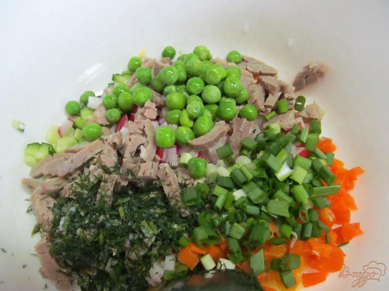 Фото приготовление рецепта: Салат с мясом редисом и замороженным горошком шаг №4