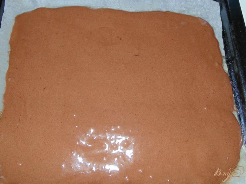 Фото приготовление рецепта: Шоколадный бисквитный рулет со сметанным кремом шаг №4