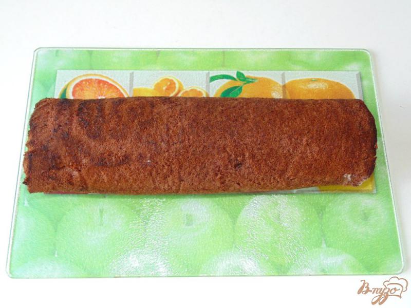 Фото приготовление рецепта: Шоколадный бисквитный рулет со сметанным кремом шаг №7