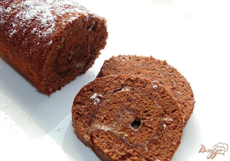 Фото приготовление рецепта: Шоколадный бисквитный рулет со сметанным кремом шаг №8