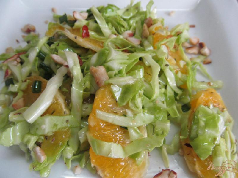 Фото приготовление рецепта: Салат из молодой капусты с апельсином и арахисом шаг №3