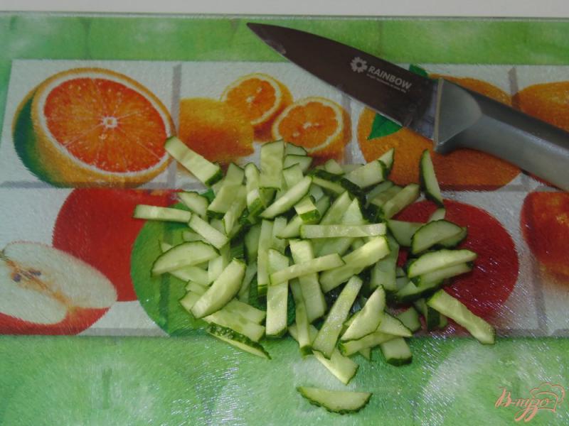Фото приготовление рецепта: Салат из сельдерея корневого, редиса и огурца шаг №2