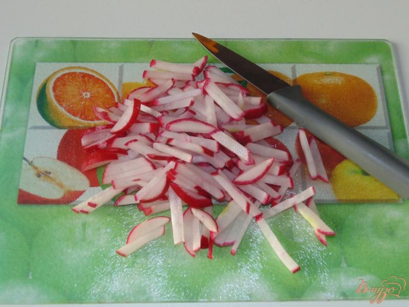 Фото приготовление рецепта: Салат из сельдерея корневого, редиса и огурца шаг №3