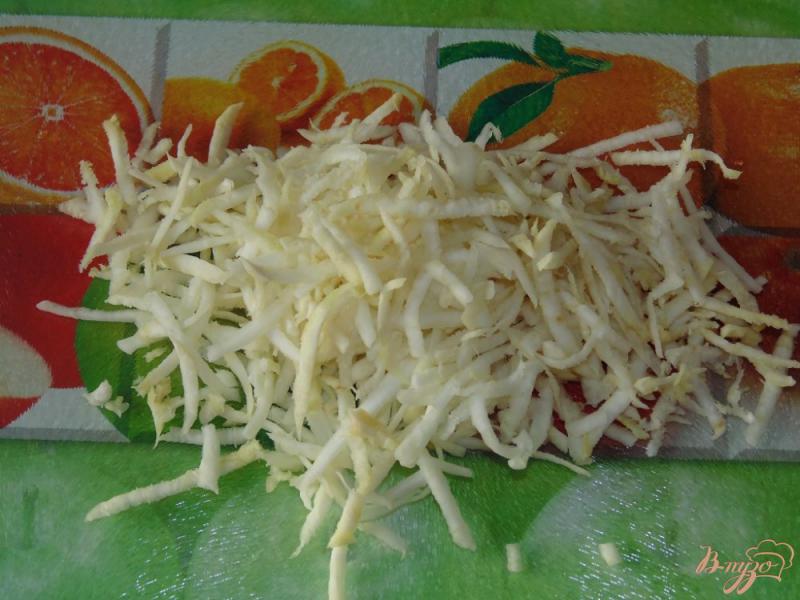 Фото приготовление рецепта: Салат из сельдерея корневого, редиса и огурца шаг №4