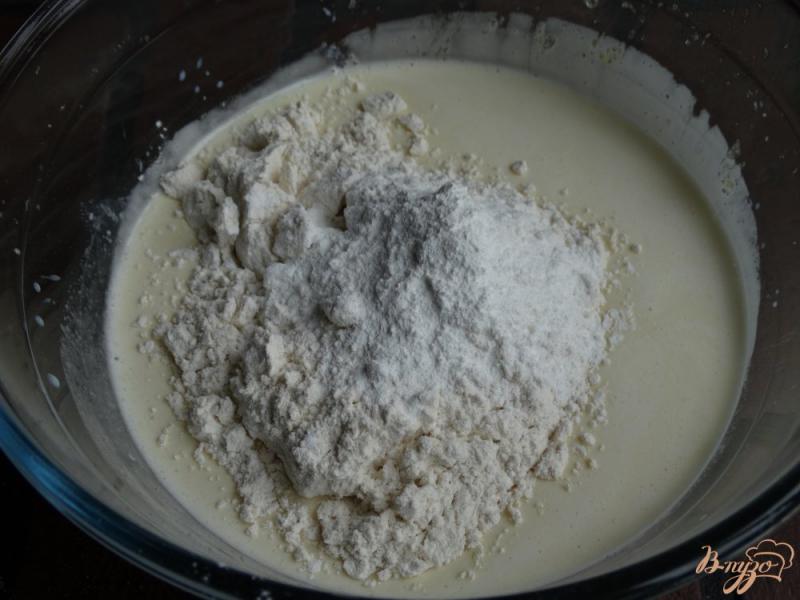 Фото приготовление рецепта: Пирог на кислом молоке с вишней шаг №3
