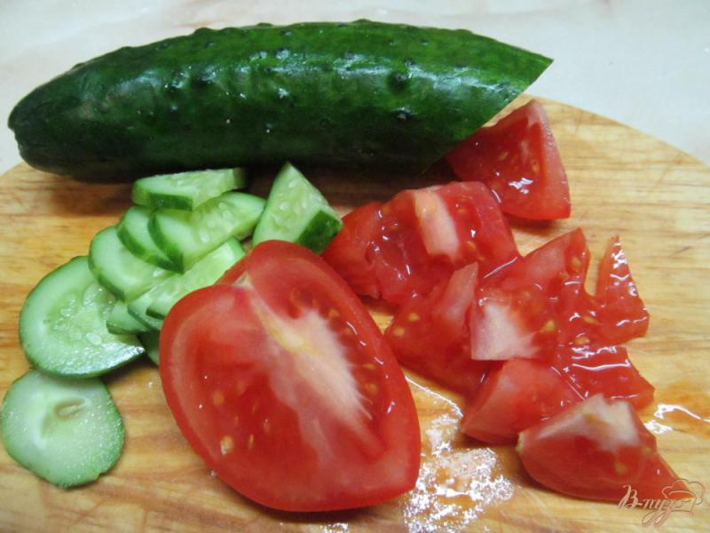 Фото приготовление рецепта: Салат из помидора сыра и оливок шаг №1