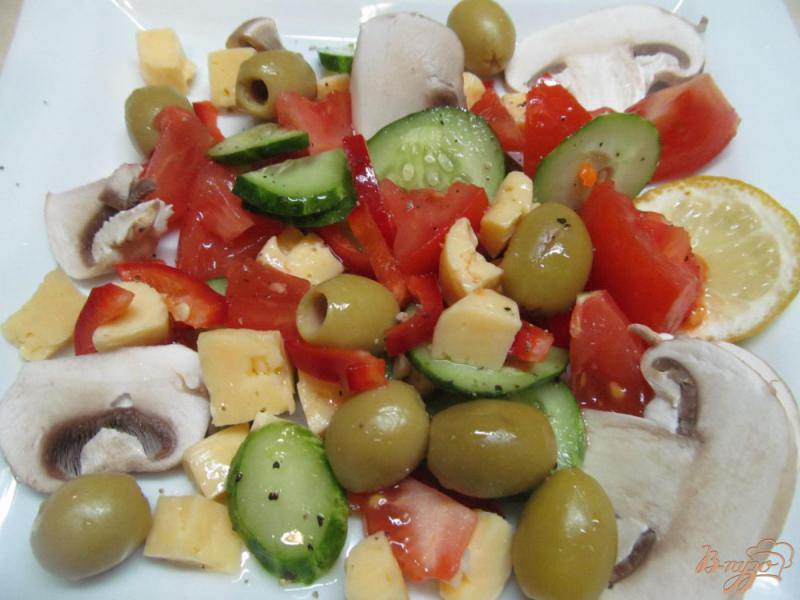 Фото приготовление рецепта: Салат из помидора сыра и оливок шаг №5