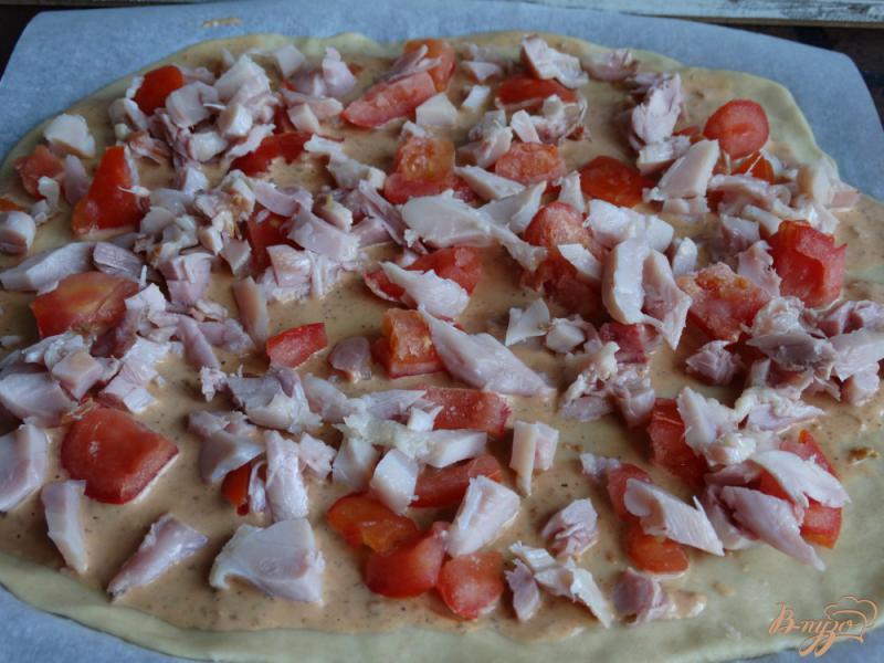 Фото приготовление рецепта: Пицца с копченой курицей шаг №5