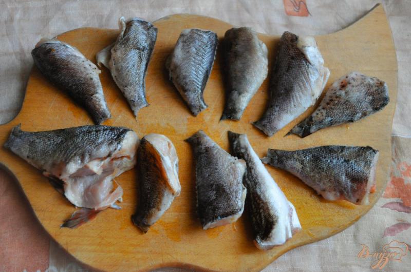 Фото приготовление рецепта: Тушеная рыба с зеленым горошком шаг №1