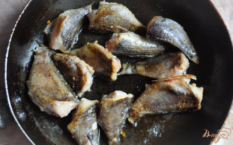 Фото приготовление рецепта: Тушеная рыба с зеленым горошком шаг №2