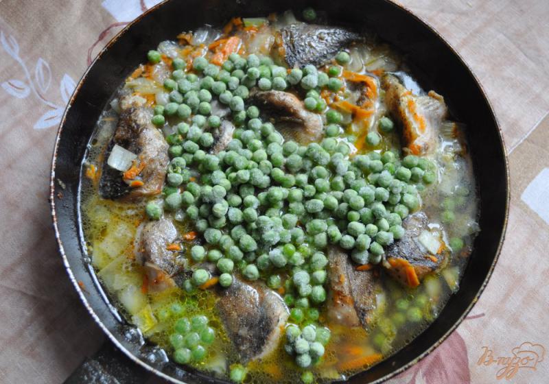 Фото приготовление рецепта: Тушеная рыба с зеленым горошком шаг №4