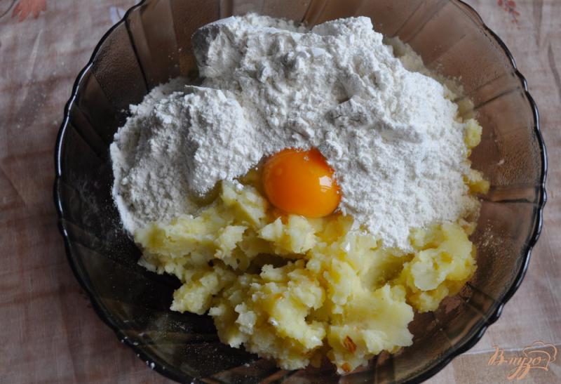 Фото приготовление рецепта: Картофельные лежни с чесноком шаг №3