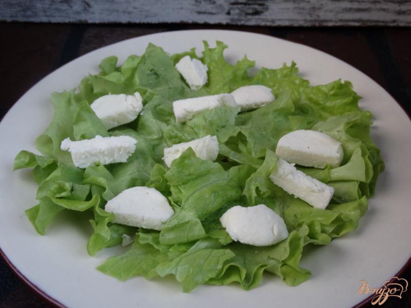Фото приготовление рецепта: Салат с черникой, сыром и кедровыми орешками шаг №2