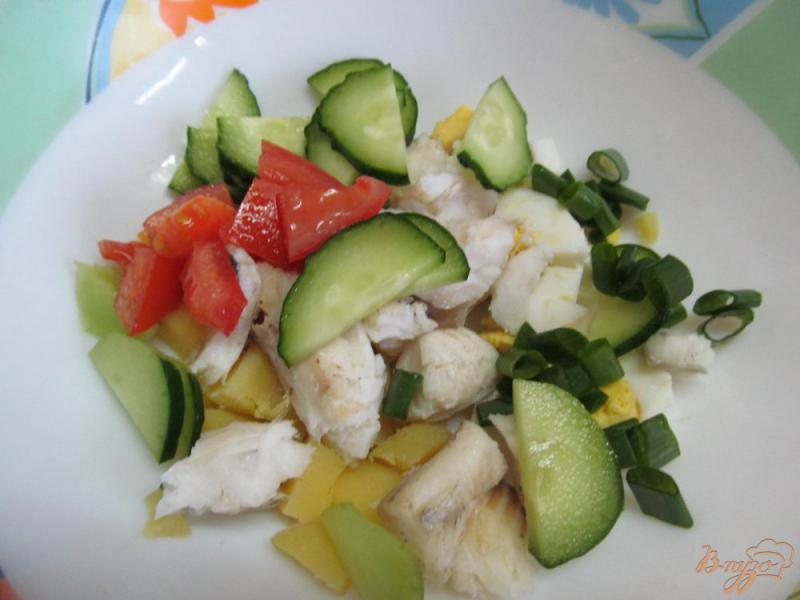 Фото приготовление рецепта: Салат с рыбой капустой помидором и огурцом шаг №3