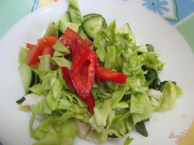 Фото приготовление рецепта: Салат с рыбой капустой помидором и огурцом шаг №4