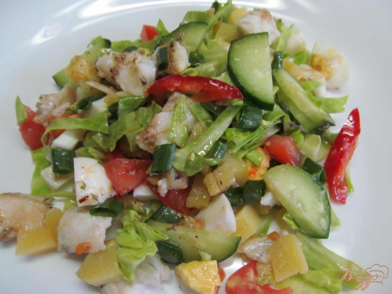 Фото приготовление рецепта: Салат с рыбой капустой помидором и огурцом шаг №6