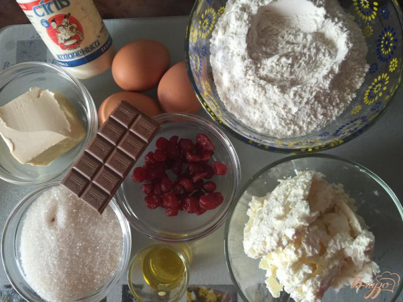 Фото приготовление рецепта: Творожный кекс с вяленой вишней и шоколадом шаг №1