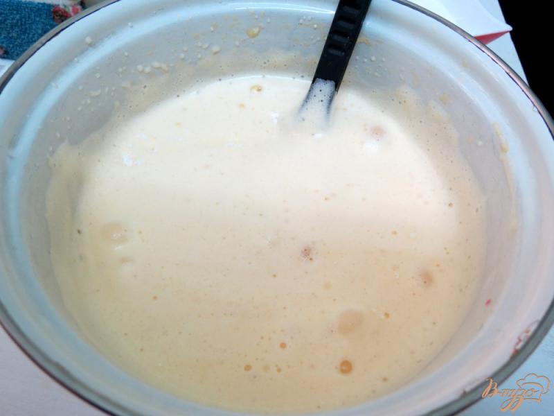 Фото приготовление рецепта: Капустный пирог с кефирной заливкой шаг №4