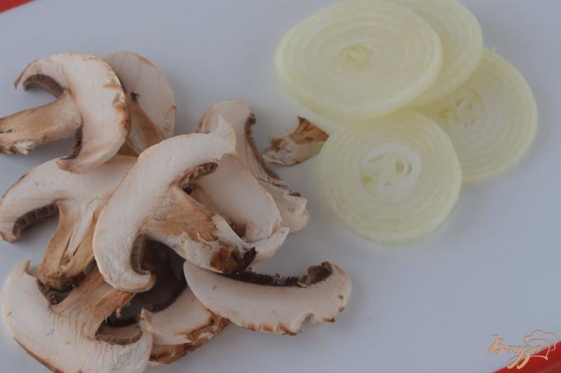 Фото приготовление рецепта: Куриное филе с ананасом и грибами шаг №2