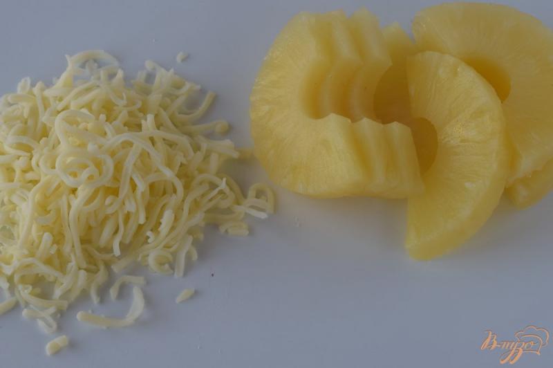 Фото приготовление рецепта: Куриное филе с ананасом и грибами шаг №3