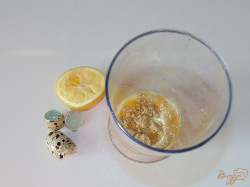 Фото приготовление рецепта: Домашний майонез на перепелиных яйцах и лимонном соке шаг №1