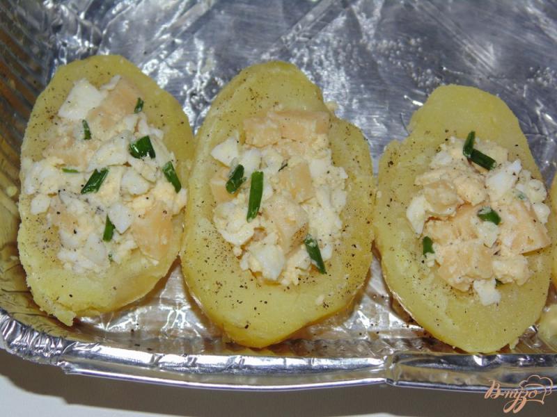 Фото приготовление рецепта: Картофель фаршированный яйцами с сыром шаг №3