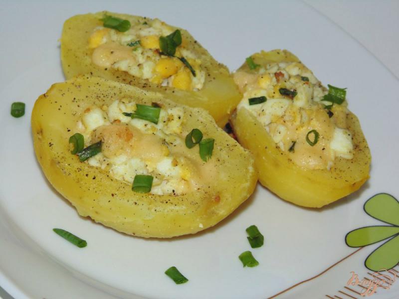 Фото приготовление рецепта: Картофель фаршированный яйцами с сыром шаг №4