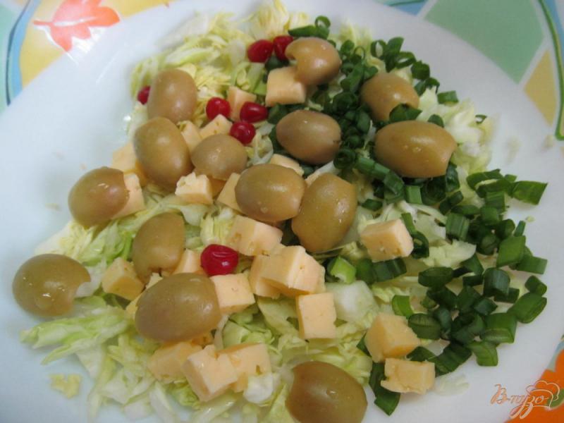 Фото приготовление рецепта: Салат из молодой капусты с оливками и сыром шаг №3
