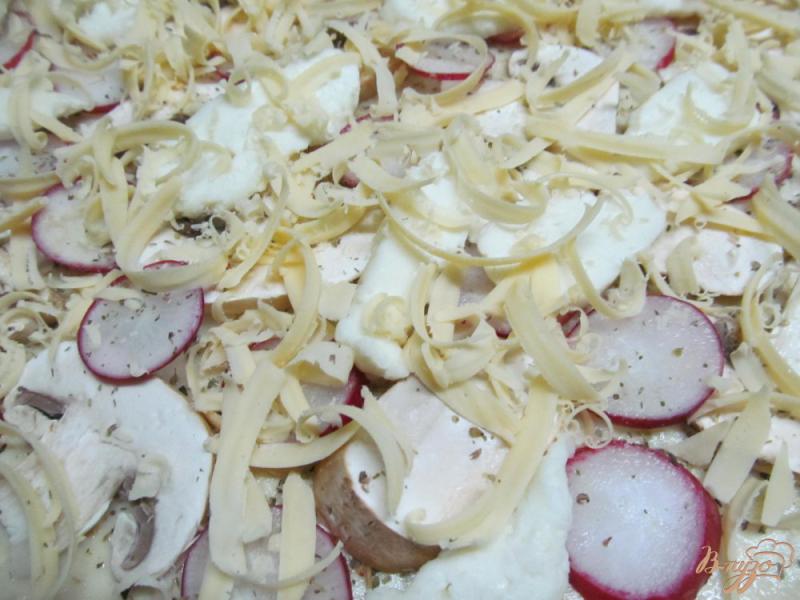 Фото приготовление рецепта: Пицца с грибами и редисом шаг №6