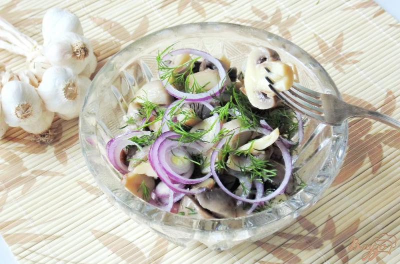 Фото приготовление рецепта: Салат с маринованными грибами и чесноком шаг №6