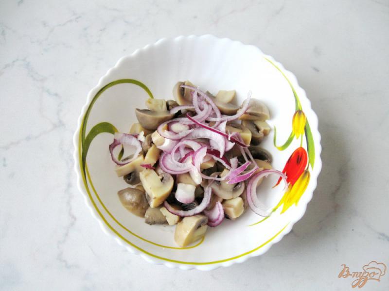 Фото приготовление рецепта: Салат с маринованными грибами и чесноком шаг №2