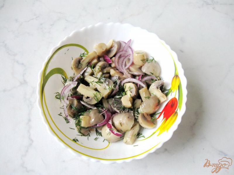 Фото приготовление рецепта: Салат с маринованными грибами и чесноком шаг №5