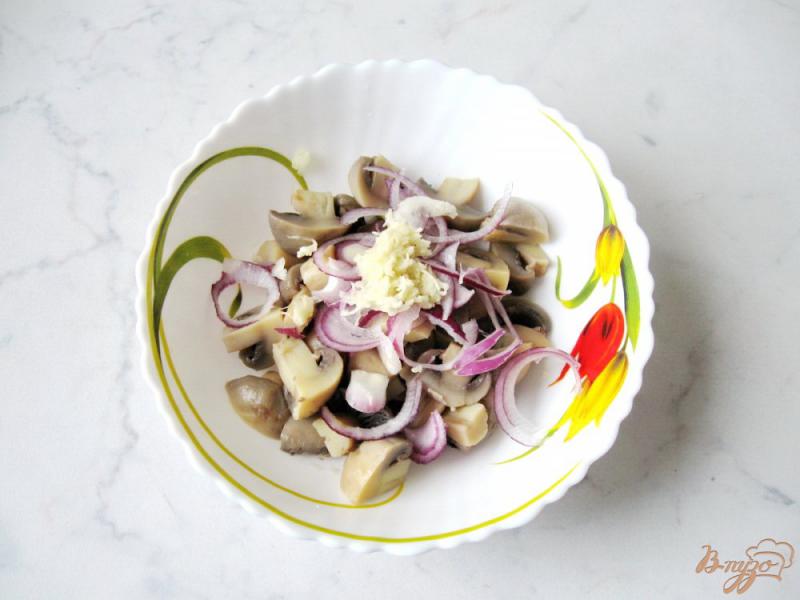 Фото приготовление рецепта: Салат с маринованными грибами и чесноком шаг №3