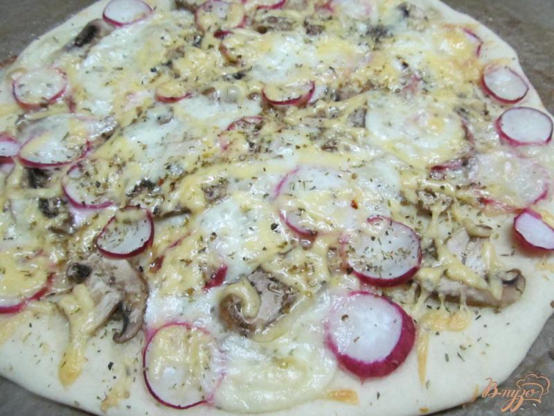 Фото приготовление рецепта: Пицца с грибами и редисом шаг №7