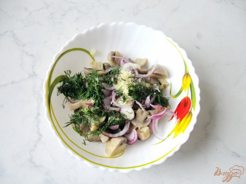 Фото приготовление рецепта: Салат с маринованными грибами и чесноком шаг №4