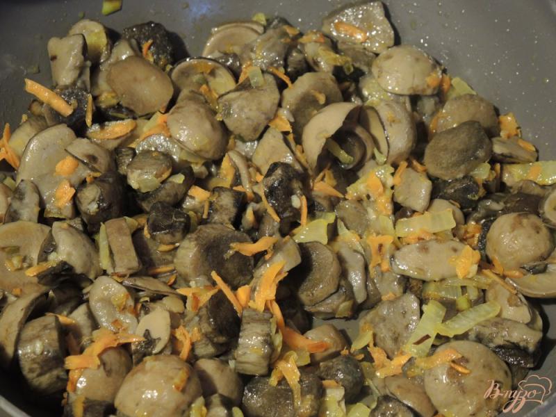 Фото приготовление рецепта: Фасоль с грибами в томатном соусе шаг №6