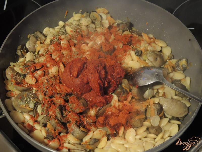 Фото приготовление рецепта: Фасоль с грибами в томатном соусе шаг №7