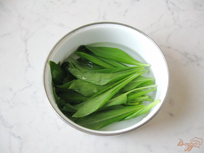 Фото приготовление рецепта: Салат из рыбных консервов и зелени шаг №1