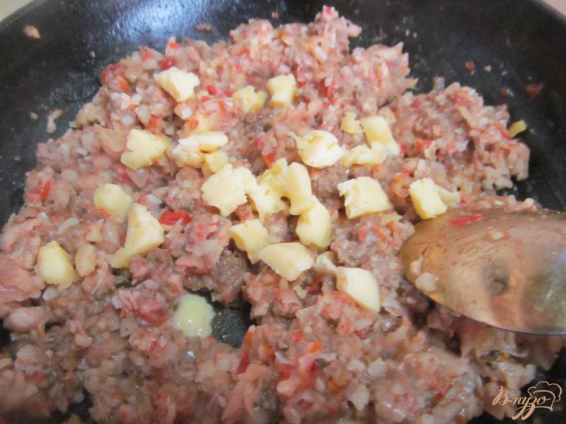 Фото приготовление рецепта: Буррито с фаршем и фасолью шаг №4