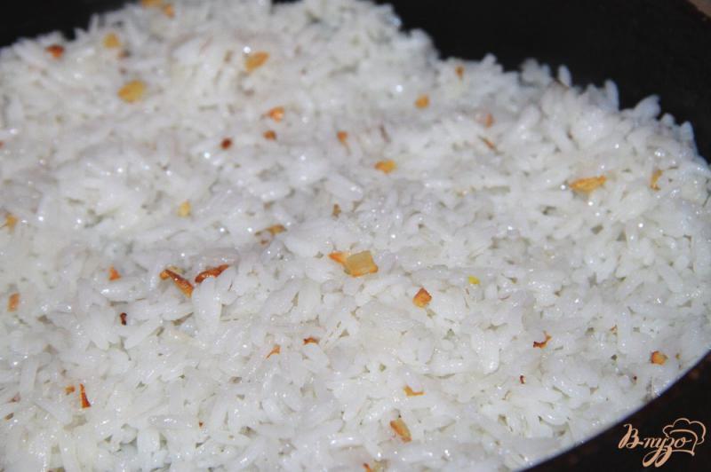 Фото приготовление рецепта: Рис с чесноком и яйцами  по-японски шаг №3