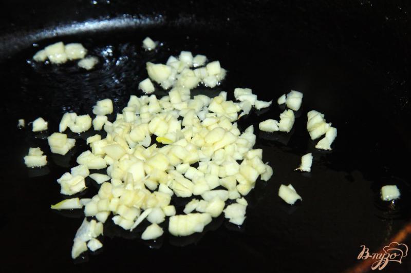 Фото приготовление рецепта: Рис с чесноком и яйцами  по-японски шаг №1