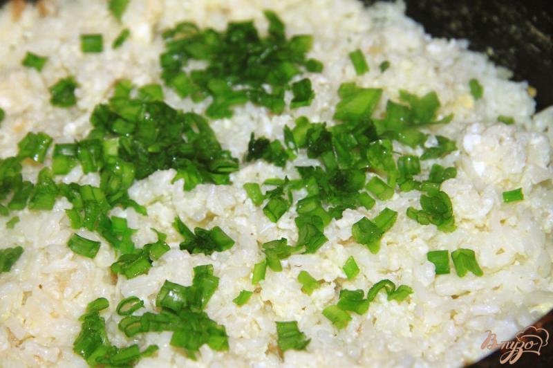 Фото приготовление рецепта: Рис с чесноком и яйцами  по-японски шаг №6
