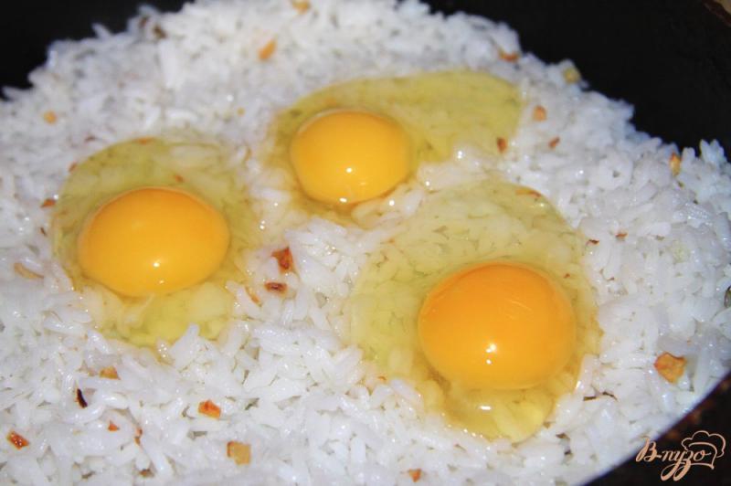 Фото приготовление рецепта: Рис с чесноком и яйцами  по-японски шаг №4