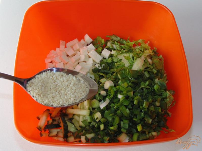 Фото приготовление рецепта: Салат из пекинской капусты с огурцом и мягким сыром шаг №5